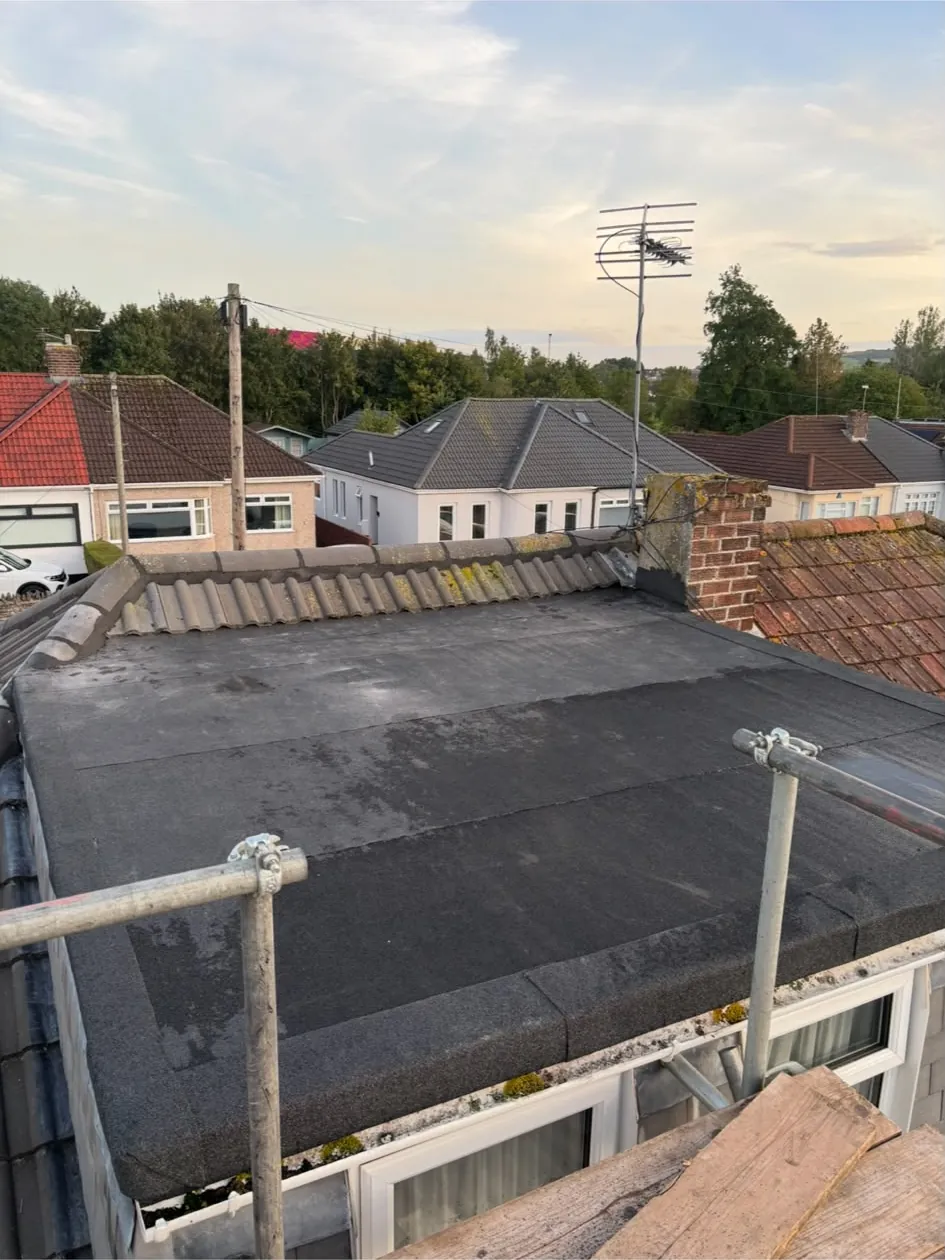 New felt flat roof with edge protection