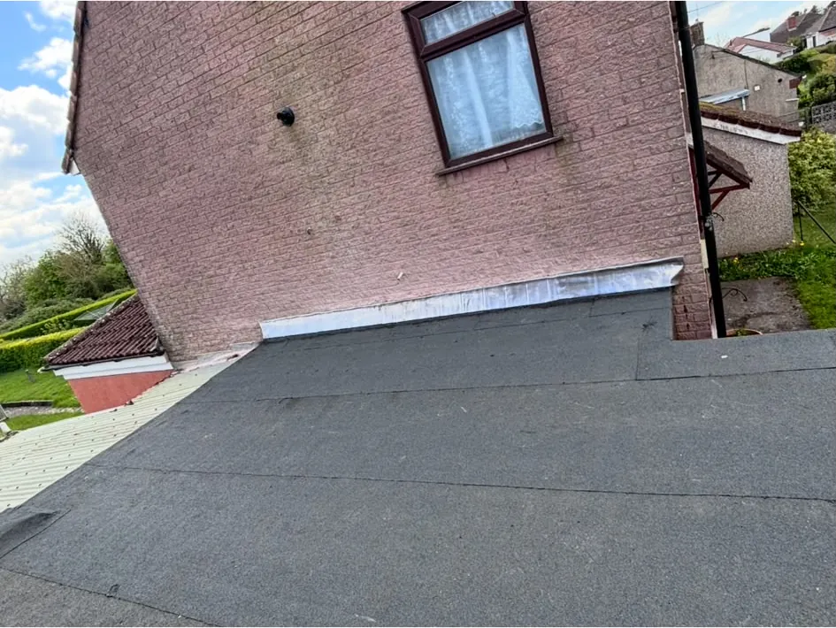 Flat roof meeting a gable wall