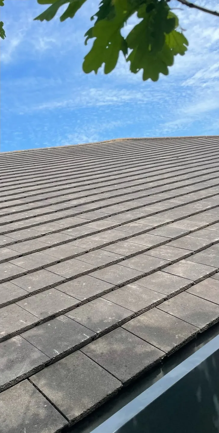 Finished roof in low-profile tiles